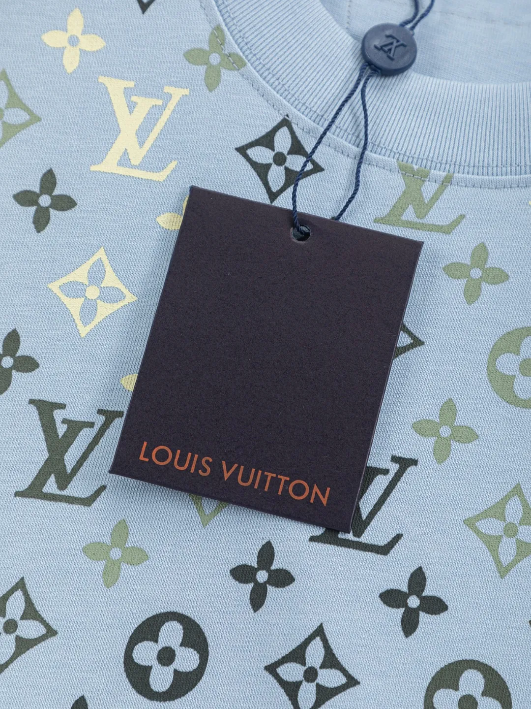🅿️200 Louis Vuitton 1V LV lv slightly wide version S-XL LV 26ss new products are available at the counter simultaneously. Multiple craftsmanship. Chest patch letters 🪡 embroidery. Back patch letters four-leaf clover 🍀🪡 embroidery. Round neck short-sleeved T-shirt, same style for men and women! Consigned to one-to-one creation. Synchronized with the official website, pure cotton fabrics at the counter! It is close to the skin and comfortable, durable and easy to wear. It has a classic and simple logo design and meticulous original craftsmanship. Short-sleeves, a must-have item for men, do not appear to be the same for the general public, but must be unique and eye-catching. This LV short-sleeve is all about quality, comfort, the same shape and fashion as always, including fabrics and cutting techniques. All of them have been made with great effort! 320 grams of washed pure cotton fabric, pure cotton is breathable, very refreshing and comfortable for daily wear. The rib knitting on the neckline is smooth and tight, and the neckline will not be skewed if you toss it at will. The loose version, you will find that it looks really good on the upper body. The overall is minimalist and neat, super versatile for daily use! Pair it casually with a pair of pants for a youthful look. A T-shirt will make your outfit crazy. It is a fashionable item that can never go wrong! Color: Green Blue Purple Size: S-XL Size chart: S: Shoulder width 50-Bust 56-Length 70 M: Shoulder width 52-Bust 57-Length 72 L: Shoulder width 54-Bust 59-Length 74 XL: Shoulder width 56-Bust 62-Length 76
